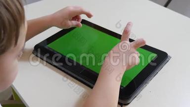 孩子们`手指触摸绿色平板的<strong>电子屏</strong>幕，按下虚拟按钮。 因特网和无线